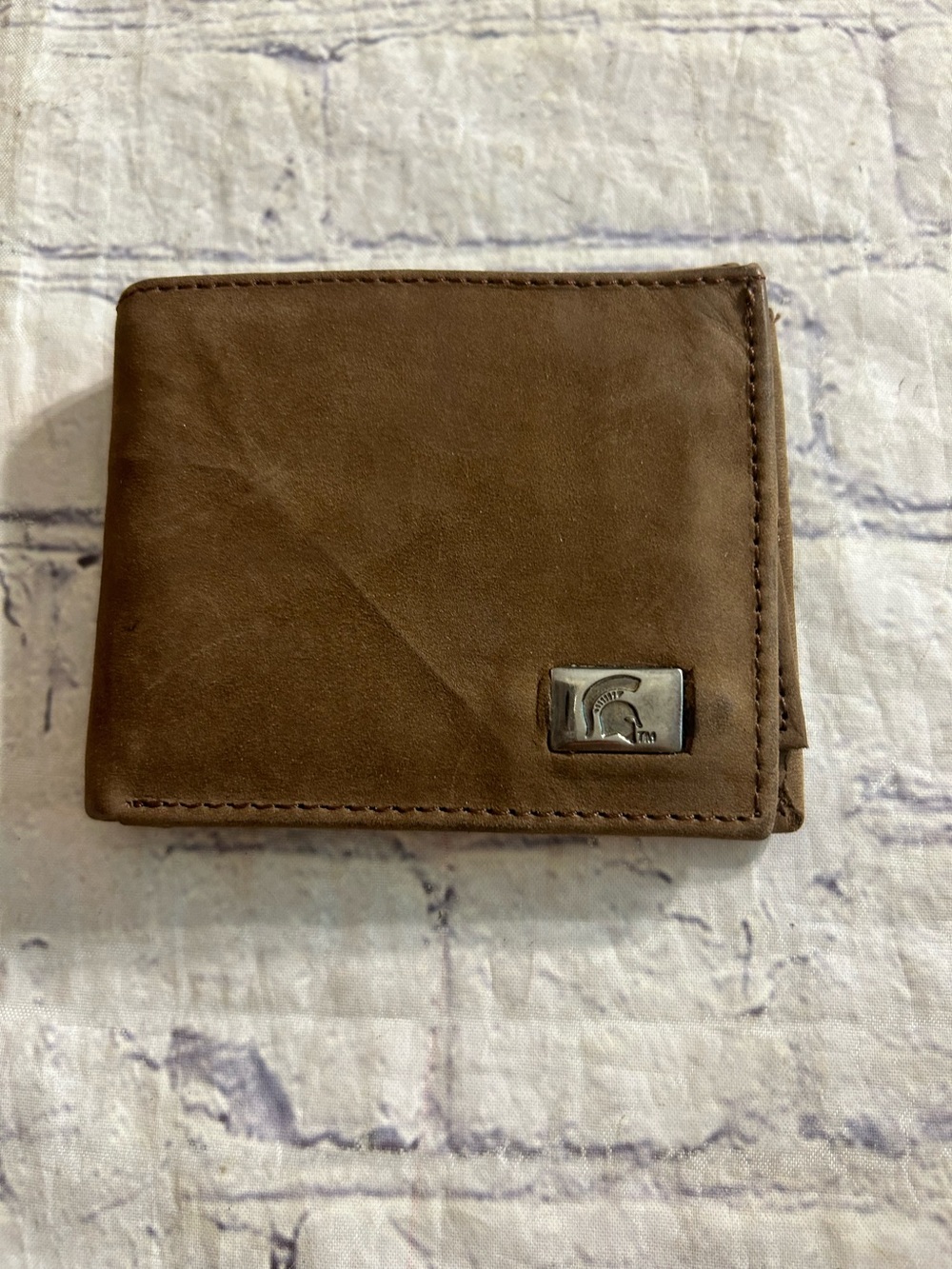 MICHIGAN STATE SPARTANS BROWN DISTRESSED BIFOLD WALLET METAL LOGO PLATE